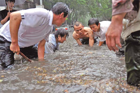 Removing manhole cover to make way for water in Beijing 2011